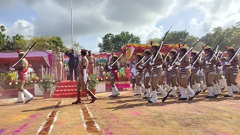 ஆட்சியர் சி.பழனி தேசியக் கொடியேற்றி வைத்து, காவல்துறையினரின் அணிவகுப்பு மரியாதையை ஏற்றுக் கொண்டார்.