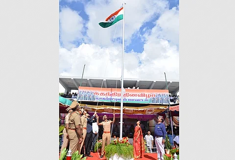 நாகை மாவட்ட விளையாட்டு மைதானத்தில் மாவட்ட ஆட்சியர் ப.ஆகாஷ் தேசியக்கொடியை ஏற்றி வைத்து மரியாதை செலுத்தினார்.