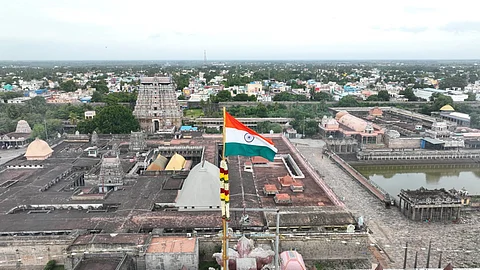 சிதம்பரம் நடராஜர் கோயில் கிழக்கு கோபுரத்தில் ஏற்றப்பட்ட தேசியக்கொடி