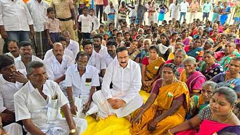 விழுப்புரம் மாவட்டம், கீழ்சிவிரி கிராமத்தில் வியாழக்கிழமை நடைபெற்ற கிராம சபைக் கூட்டத்தில் பங்கேற்ற பாமக தலைவா் அன்புமணி ராமதாஸ்.