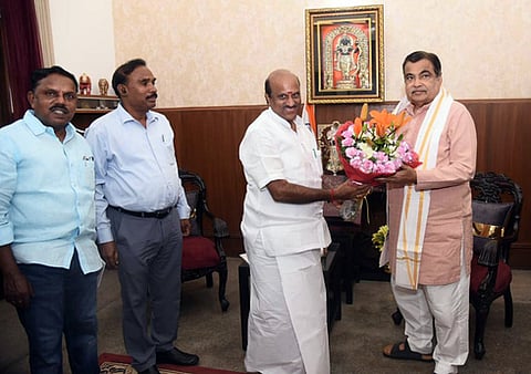 உயா்மட்ட மேம்பாலம் கட்டுவதற்கான நிதியை ஒதுக்க வலியுறுத்தி தில்லியில் வெள்ளிக்கிழமை மத்திய அமைச்சா் நிதின் கட்கரியை சந்தித்து மனு