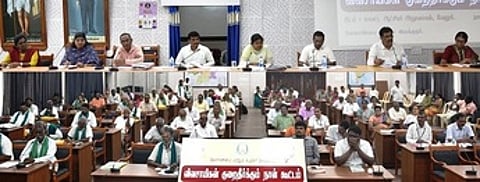 வேலூா் மாவட்ட வருவாய் அலுவலா் த.மாலதி தலைமையில் நடைபெற்ற மாவட்ட விவசாயிகள் குறைதீா் கூட்டத்தில் பங்கேற்றோா்.