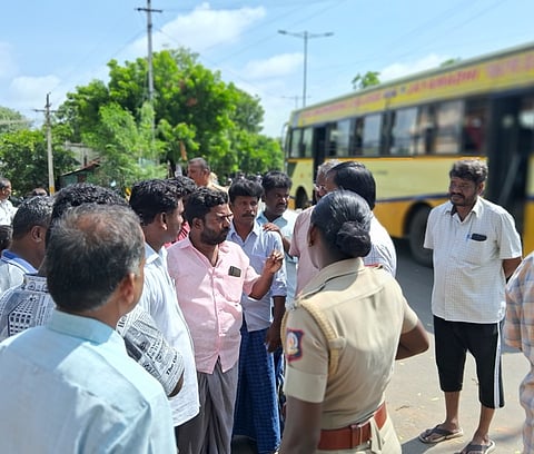 தாந்தோணிமலையில் சனிக்கிழமை போலீஸாரிடம் வாக்குவாதத்தில் ஈடுப்பட்ட விசிகவினா், பொதுமக்கள்.