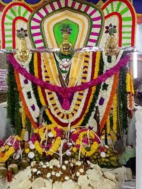 கொடை விழாவை முன்னிட்டு சிறப்பு அலங்காரத்தில் காட்சியளித்த சுவாமி.