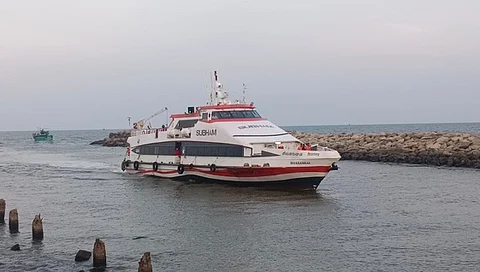 காங்கேசன்துறை - நாகை துறைமுகம் இடையே இயக்கப்படும் பயணிகள் கப்பல்.
