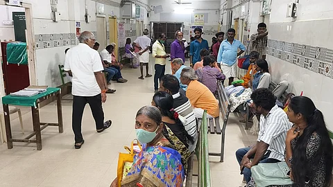 மருத்துவர்கள் ஒரு மணி நேர வேலை நிறுத்தத்தால்
கோவை அரசு மருத்துவமனையில் சிகிச்சைக்காக காத்திருக்கும் புற நோயாளிகள்.