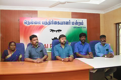 திருநெல்வேலியில் செய்தியாளா்களிடம் பேசுகிறாா் ஆதித்தமிழா் கட்சியின் நிறுவனத் தலைவா் ஜக்கையன்.