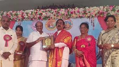 புதுச்சேரியில் ஞாயிற்றுக்கிழமை நடைபெற்ற நிகழ்ச்சியில் பாரதிதாசன் அறக்கட்டளைத் தலைவா் கோ.பாரதி உள்ளிட்டோருக்கு தமிழ் தொண்டுக்கான பிரான்ஸ் கம்பன் கழக விருதை வழங்கும் அமைச்சா் க.லட்சுமி நாராயணன். உடன் பேச்சாளா் பா்வீன் சுல்தானா உள்ளிட்டோா்.