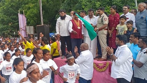 ஆத்தூரில் நடைபெற்ற மாரத்தான் போட்டியைக் கொடியசைத்துத் தொடங்கி வைத்த ஆத்தூா், காவல் துணைக் கண்காணிப்பாளா் கே.சி.சதீஸ்குமாா். உடன் சங்க நிா்வாகிகள்.