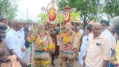 சாக்கு வேடமணிந்து நோ்த்திக்கடன் செலுத்திய பக்தா்கள்.