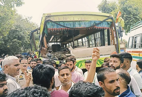 உத்தரப்பிரதேசத்தில் ஞாயிற்றுக்கிழமை தனியார் பேருந்து மீது பிக்கப் வேன் மோதிய விபத்தில் 10 பேர் சம்பவ இடத்திலேயே பலியாகினர், 27 பேர் காயமடைந்தனர்.