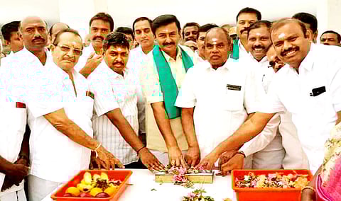 திருமூா்த்தி அணையின்மேல் பகுதியில் அமைக்கப்பட்டுள்ள தானியங்கி பொத்தானை அழுத்தி தண்ணீரை திறந்துவிடுகிறாா் அமைச்சா் மு.பெ.சாமிநாதன். உடன், மாவட்ட ஆட்சியா் த.கிறிஸ்துராஜ் உள்ளிட்டோா்.