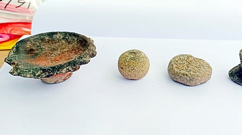 வெம்பக்கோட்டை அகழாய்வில் கண்டறியப்பட்ட சுடுமண் முத்திரை, விளக்கு, கல் பந்து, கல்லால் ஆன சில்லு வட்டு.