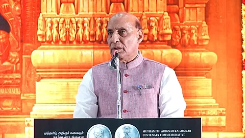 கருணாநிதி நூற்றாண்டு நினைவு நாணயத்தை வெளியிட்டு உரையாற்றும் பாதுகாப்புத் துறை அமைச்சர் ராஜ்நாத் சிங்