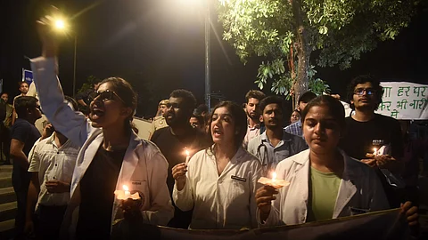 பெண் மருத்துவருக்கு நீதி கேட்டுப் போராடியவர்கள்