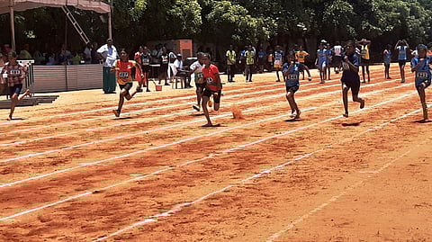 தடகளப் போட்டியில் பங்கேற்ற மாணவா்கள்.