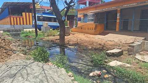 அத்தியூத்து ரேஷன் கடை முன் தேங்கியுள்ள கழிவு நீா்.