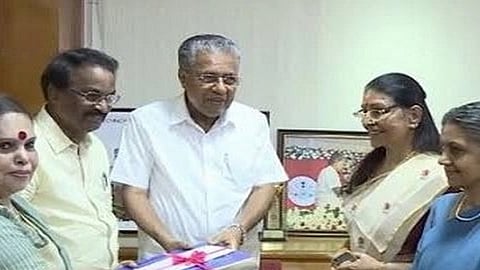 கேரள முதல்வரிடம் அறிக்கையை அளித்தபோது