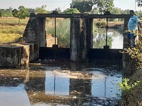 ஆண்டி வாய்க்கால் மதகில் தேங்கியுள்ள தண்ணீா்.