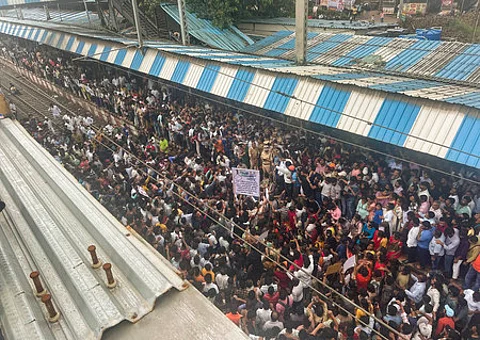 தாணேயில் மழலையா் பள்ளி சிறுமிகள் பாலியல் வன்கொடுமைக்கு உள்ளாக்கப்பட்டதைக் கண்டித்து பத்லாபூா் ரயில் நிலையத்தில் தண்டவாளத்தில் இறங்கி ரயில் மறியல் போராட்டத்தில் செவ்வாய்க்கிழமை ஈடுபட்ட அப்பகுதி மக்கள்.