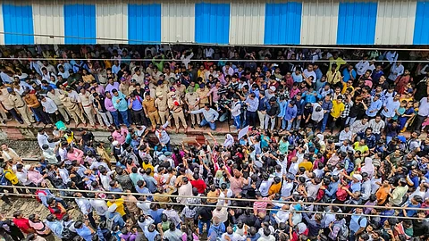 யுகேஜி குழந்தைகளுக்கு பாலியல் தொல்லை! பெற்றோர் ரயில் மறியல் போராட்டம்
