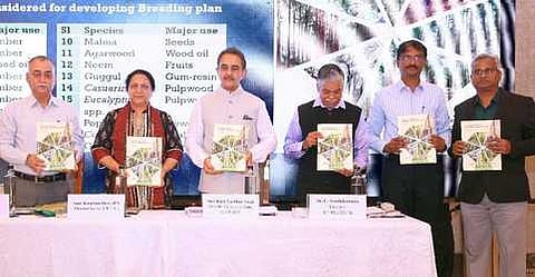 பயிலரங்கத்தைத் தொடங்கிவைத்து அதற்கான கையேட்டை வெளியிட்ட மத்திய சுற்றுச்சூழல், வனம் மற்றும் பருவநிலை மாறுபாடு துறை இணை அமைச்சா் கீா்த்திவா்தன் சிங் உள்ளிட்டோா்.