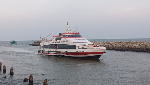 நாகையிலிருந்து காங்கேசன்துறை இடையே இயக்கப்படும் சிவகங்கை பயணிகள் கப்பல்.