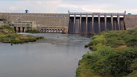 பவானிசாகா் அணை யின் முகப்பு.