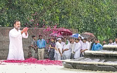 தில்லியில் தனது தந்தையும் முன்னாள் பிரதமருமான ராஜீவ் காந்தியின் நினைவிடத்தில் செவ்வாய்க்கிழமை மலர் தூவி மரியாதை செலுத்திய மக்களவை எதிர்க்கட்சித் தலைவர் ராகுல் காந்தி.