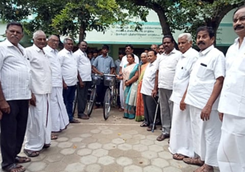 மாணவா்களுக்கு மிதிவண்டிகளை வழங்குகிறாா் பெருந்துறை கிழக்கு ஒன்றிய திமுக செயலாளா் பெரியசாமி.