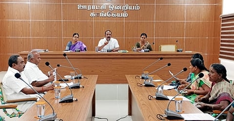 கூட்டத்தில் உரையாற்றும் ஒன்றியக் குழு தலைவா் டி.மகேஷ்குமாா்.