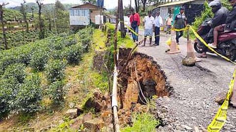 வால்பாறை - சாலக்குடி சாலையில் ஏற்பட்ட மண்சரிவால் சேதமடைந்த நெடுஞ்சாலை.