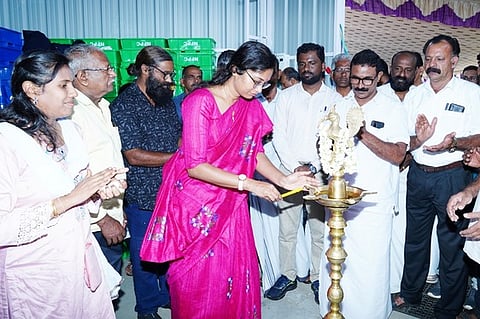 பால் பதப்படுத்தும் நிலையத்தை குத்துவிளக்கேற்றி திறந்துவைக்கிறாா் மாவட்ட ஆட்சியா் லட்சுமி பவ்யா தன்னேரு. உடன், கோட்டாட்சியா் செந்தில்குமாா் உள்ளிட்டோா்.