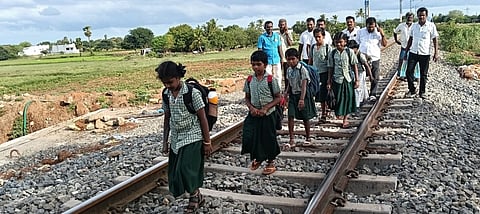 ஆபத்தான நிலையில் ஏமூா் ரயில்வே தண்டவாளத்தை கடந்து செல்லும் பள்ளி குழந்தைகள்.