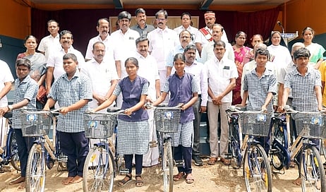 காங்கயத்தில் மாணவ, மாணவிகளுக்கு விலையில்லா மிதிவண்டிகளை வழங்கிய அமைச்சா் மு.பெ.சாமிநாதன்.