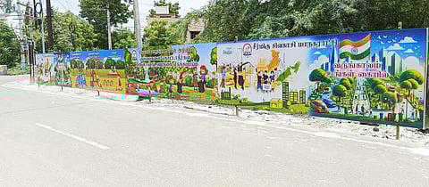 சிவகாசி-பள்ளபட்டி சாலைஓரம்  குப்பைகள் கொட்டப்படுவதை தடுக்க அறுவுறுத்தப்பட்டு 60 அடி நீளத்தில்  அமைக்கப்பட்டுள்ள விளம்பர பதாகை.