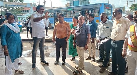 தஞ்சாவூா் பழைய பேருந்து நிலையத்தில் புதன்கிழமை ஆய்வு செய்த மேயா் சண். ராமநாதன். உடன், துணை மேயா் அஞ்சுகம் பூபதி, மாநகராட்சி ஆணையா் க. கண்ணன் உள்ளிட்டோா்.