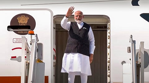 போலந்து, உக்ரைன் நாடுகளுக்கான 3 நாள் அரசுமுறைப் பயணமாக தில்லியிலிருந்து விமானம் மூலம் புதன்கிழமை புறப்பட்டுச் சென்ற பிரதமா் மோடி.