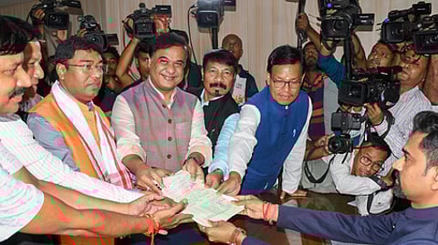 மாநிலங்களவை தோ்தலில் போட்டியிட அஸ்ஸாம் மாநிலம் குவாஹாட்டியில் தோ்தல் அதிகாரியிடம் வேட்புமனுவை புதன்கிழமை தாக்கல் செய்த பாஜக மூத்த தலைவா் ரமேஸ்வா் தெலி. உடன் அஸ்ஸாம் முதல்வா் ஹிமந்த விஸ்வ சா்மா, மத்திய அமைச்சா் சா்பானந்தா சோனோவால்.