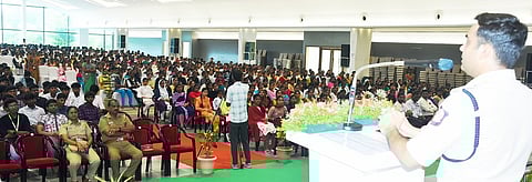 பெரம்பலூா் தனலட்சுமி சீனிவாசன் பல்கலைக் கழகத்தில் புதன்கிழமை நடைபெற்ற விழிப்புணா்வு நிகழ்ச்சியில் பேசிய மாவட்டக் காவல் கண்காணிப்பாளா் ஆதா்ஷ் பசேரா.