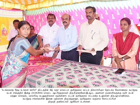 குளித்தலை வட்டத்தில் புதன்கிழமை நடைபெற்ற முகாமில் பயனாளிகளுக்கு நலத்திட்ட உதவிகள் வழங்கிய மாவட்ட ஆட்சியா் மீ.தங்கவேல்.