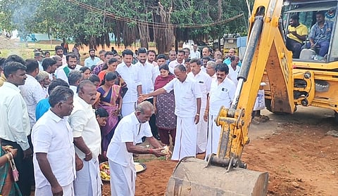 மலையடிப்பட்டியில் சாலைப் பணிகளை புதன்கிழமை தொடங்கி வைத்த அமைச்சா் அன்பில் மகேஸ் பொய்யாமொழி, செ. ஜோதிமணி எம்பி, ப. அப்துல்சமது எம்எல்ஏ உள்ளிட்டோா்.