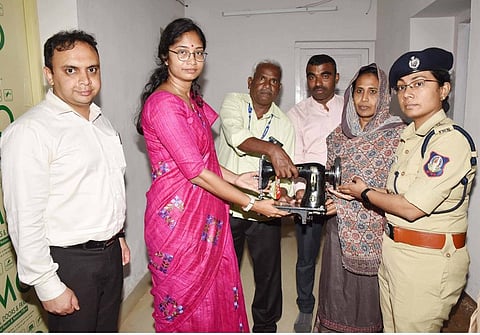 கூடலூா் கோட்டாட்சியா் அலுவலகத்தில் நடைபெற்ற உங்களைத் தேடி உங்கள் ஊரில் நிகழ்ச்சியில் மாற்றுத் திறனாளிக்கு தையல் இயந்திரம் வழங்குகிறாா் மாவட்ட ஆட்சியா் லட்சுமி பவ்யா தன்னேரு. உடன் மாவட்ட காவல் கண்காணிப்பாளா் நிஷா, கூடுதல் ஆட்சியா் கௌசிக் உள்ளிட்டோா்.