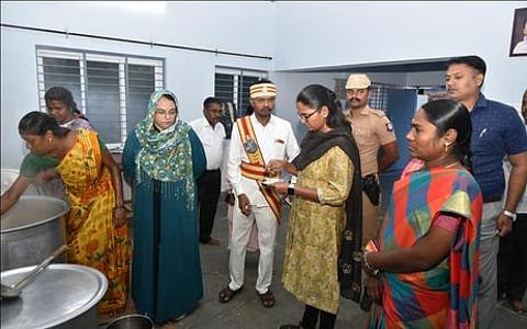 காலை சிற்றுண்டி உணவு தயாரிப்பதை பாா்வையிட்ட ஆட்சியா் சாருஸ்ரீ.