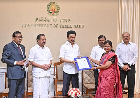 தமிழ்நாட்டில் உயர்கல்வி பயிலும் மாணவ, மாணவியருடைய ஆராய்ச்சி திறனை மேம்படுத்திட முதல்வரின் ஆராய்ச்சி ஊக்கத் தொகைத் திட்டத்தில் தெரிவு செய்யப்பட்டவர்களுக்கு மாதம் ரூ.25, 000 ஊக்கத் தொகை பெறுவதற்கான ஆணைகளை முதல்வர் மு.க.ஸ்டாலின் வழங்கினார்.