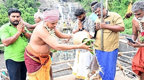 வருஷாபிஷேகத்தை முன்னிட்டு கோயில் கலசம் மீது ஊற்றப்பட்ட புனிதநீா்.