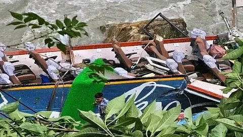 விபத்துக்குள்ளான பேருந்து