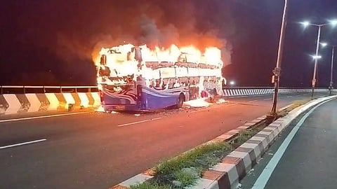 திருச்சியில் தனியார் பேருந்து டயர் வெடித்து தீடீரென தீப்பிடித்து எரிந்ததில் நல்லவாய்ப்பாக பேருந்தில் இருந்த 27 பேரும் உயிர் தப்பினர்.