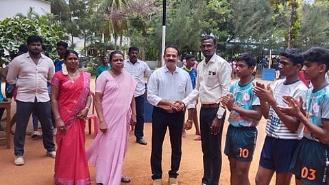 கபடி போட்டியைத் தொடக்கி வைத்த அஞ்சுகிராமம் புனித ஸ்டெல்லாஸ் மெட்ரிக் பள்ளி தாளாளா் ஜே.ஜெபில் வில்சன்.