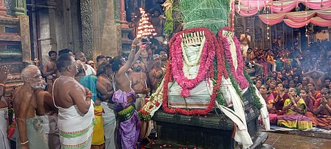 திருச்செந்தூா் அருள்மிகு சுப்பிரமணிய சுவாமி திருக்கோயிலில் ஆவணித் திருவிழா சனிக்கிழமை கொடியேற்றத்துடன் தொடங்கியது.